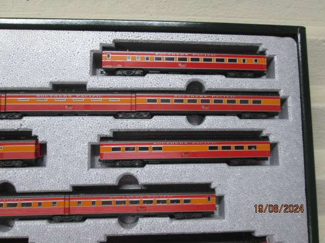 N SCALE - KATO - MORNING DAYLIGHT PASSENGER COACH SET OF X10  BOXED
