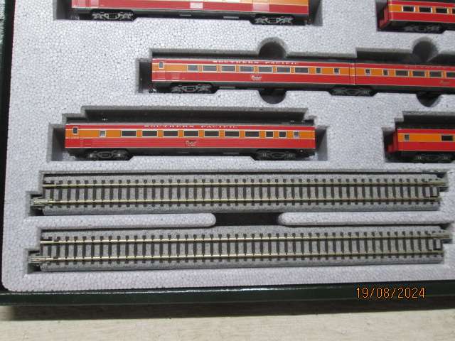 N SCALE - KATO - MORNING DAYLIGHT PASSENGER COACH SET OF X10  BOXED
