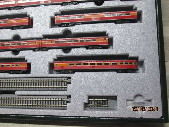 N SCALE - KATO - MORNING DAYLIGHT PASSENGER COACH SET OF X10  BOXED