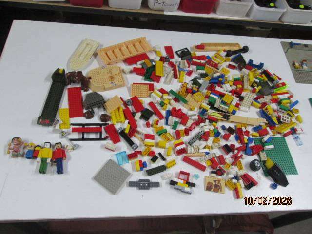 LEGO BLOCKS - LARGE AMOUNT (X2 BEER BOXES)