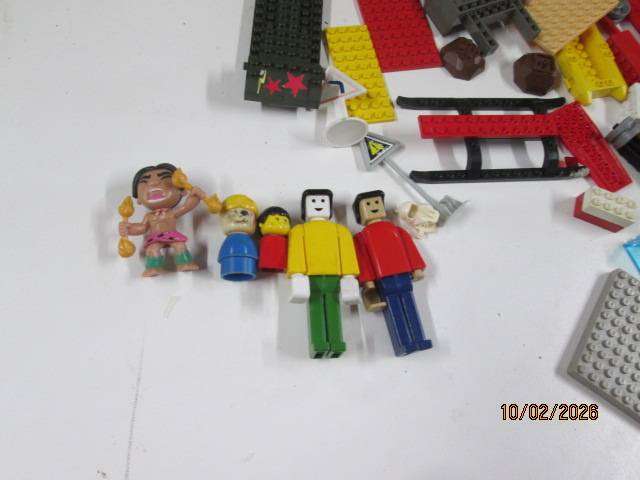 LEGO BLOCKS - LARGE AMOUNT (X2 BEER BOXES)