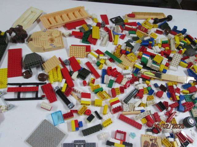 LEGO BLOCKS - LARGE AMOUNT (X2 BEER BOXES)
