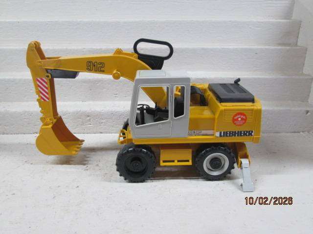 1: 16 SCALE - BRUDER - WHEELED EXCAVATOR -  Liebherr Power Shovel