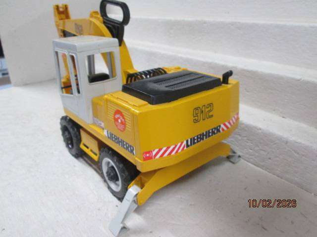 1: 16 SCALE - BRUDER - WHEELED EXCAVATOR -  Liebherr Power Shovel