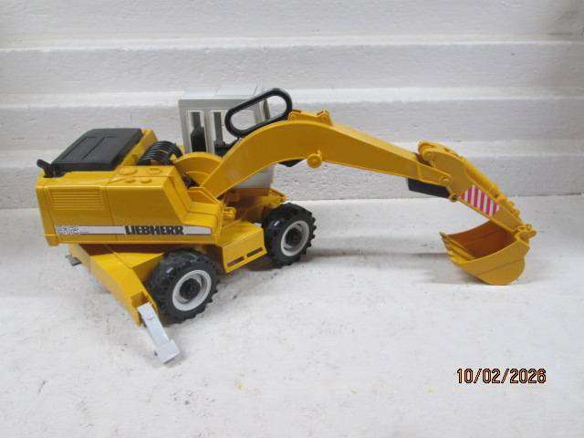 1: 16 SCALE - BRUDER - WHEELED EXCAVATOR -  Liebherr Power Shovel