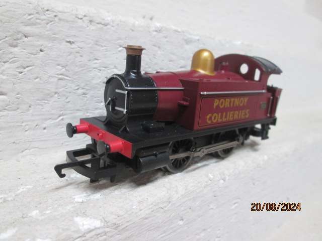 OO SCALE - HORNBY - BR INDUSTRIAL - 0-4-0 STEAM LOCOMOTIVE - BOXED