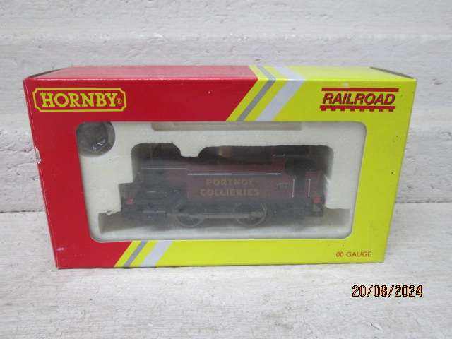 OO SCALE - HORNBY - BR INDUSTRIAL - 0-4-0 STEAM LOCOMOTIVE - BOXED