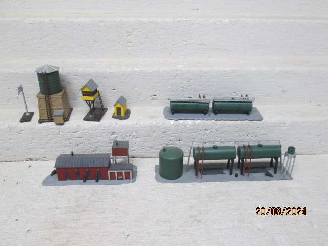 N SCALE - INDUSTRIAL BUILDINGS + STATION YARD BUILDINGS ETC