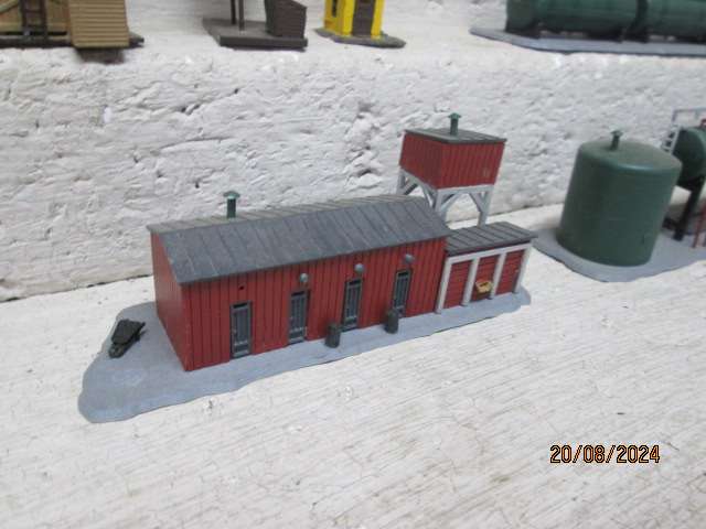 N SCALE - INDUSTRIAL BUILDINGS + STATION YARD BUILDINGS ETC