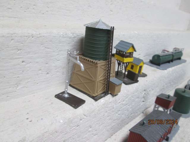 N SCALE - INDUSTRIAL BUILDINGS + STATION YARD BUILDINGS ETC