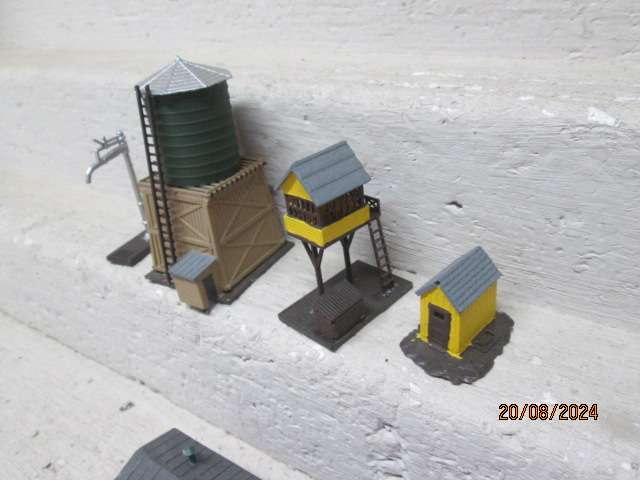 N SCALE - INDUSTRIAL BUILDINGS + STATION YARD BUILDINGS ETC