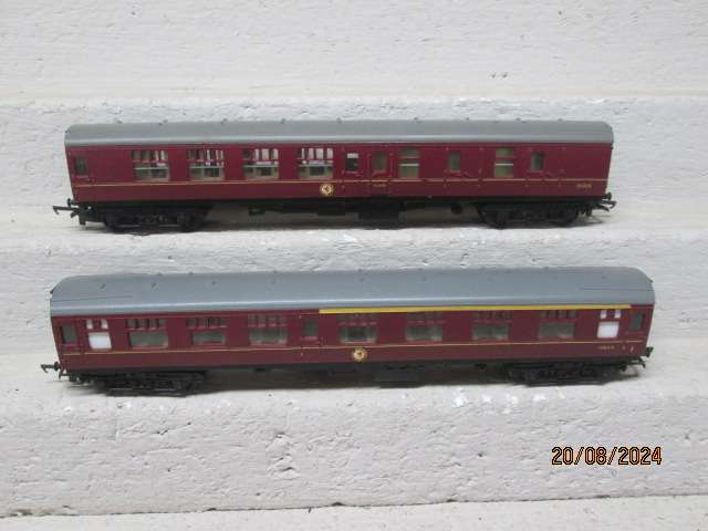 OO SCALE - TRIANG - MAROON BR COACHES - X2