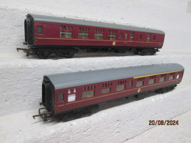 OO SCALE - TRIANG - MAROON BR COACHES - X2