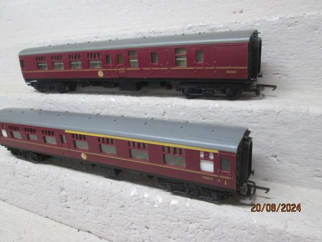 OO SCALE - TRIANG - MAROON BR COACHES - X2