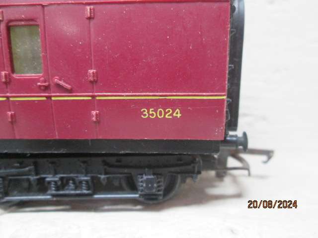 OO SCALE - TRIANG - MAROON BR COACHES - X2