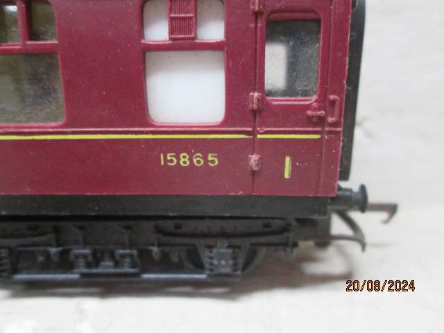 OO SCALE - TRIANG - MAROON BR COACHES - X2