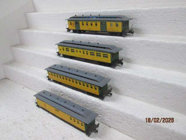 HO SCALE- ROUNDHOUSE - VIGINIA AND TRUCKEE - COACHES - X4 - BOXED
