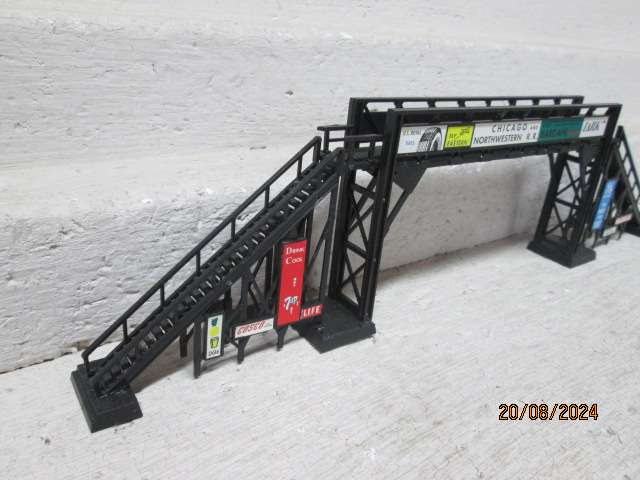 HO SCALE - BACHMANN - DOUBLE RAIL PEDESTRIAN BRIDGE