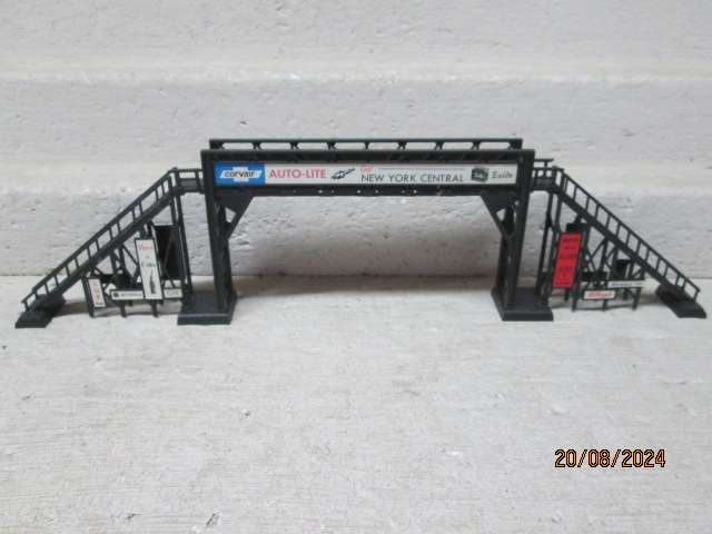 HO SCALE - BACHMANN - DOUBLE RAIL PEDESTRIAN BRIDGE