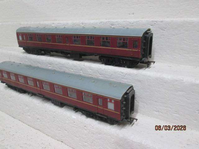 OO SCALE - BRITISH MAROON COACHES - X2
