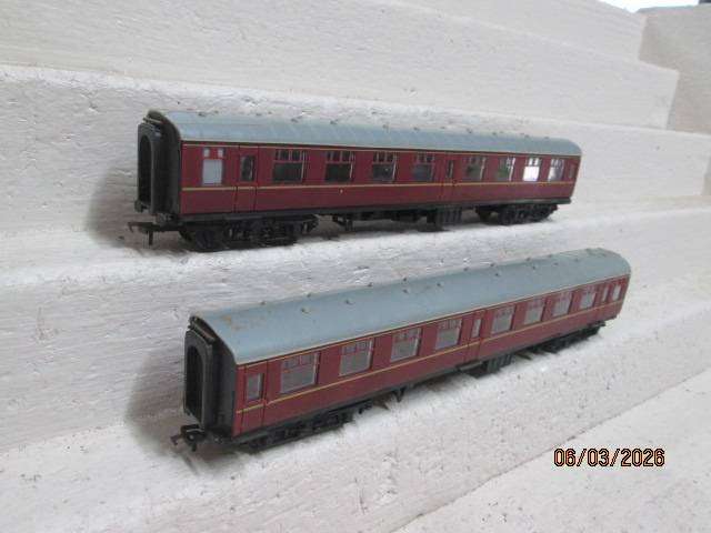 OO SCALE - BRITISH MAROON COACHES - X2