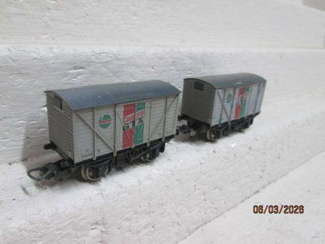 HO SCALE - LIMA - CASTROL SHORT BOX CARS - X2