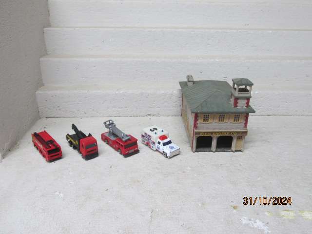 HO SCALE - FIRE STATION + VEHICLES