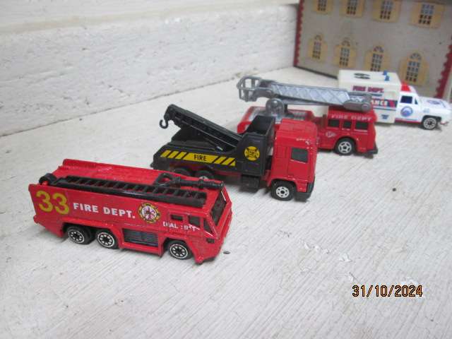 HO SCALE - FIRE STATION + VEHICLES