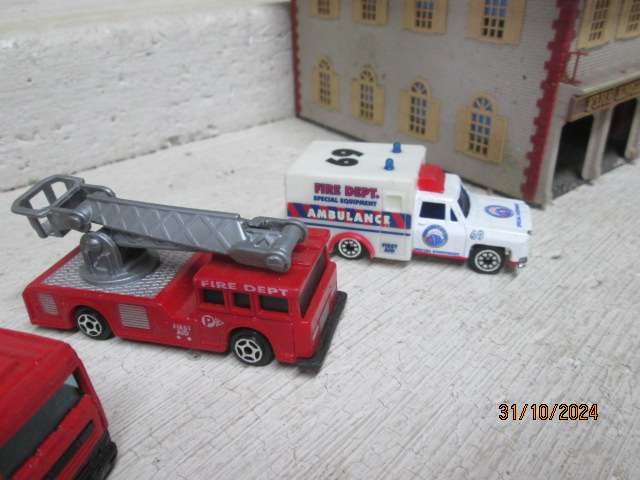 HO SCALE - FIRE STATION + VEHICLES