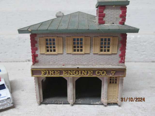 HO SCALE - FIRE STATION + VEHICLES
