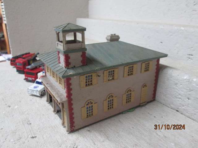 HO SCALE - FIRE STATION + VEHICLES