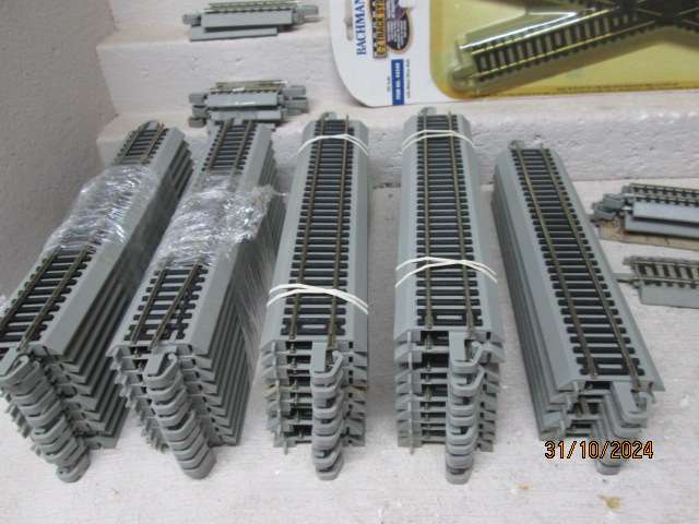HO / OO SCALE - BACHMANN - EZ TRACK -  NICKLE SILVER X60 PIECES