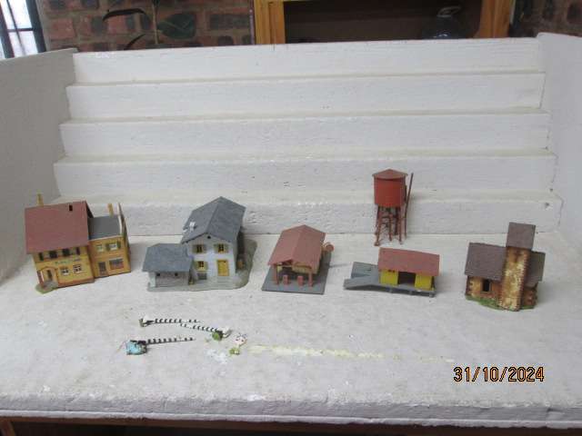 HO SCALE - VARIOUS BUILDINGS - X6