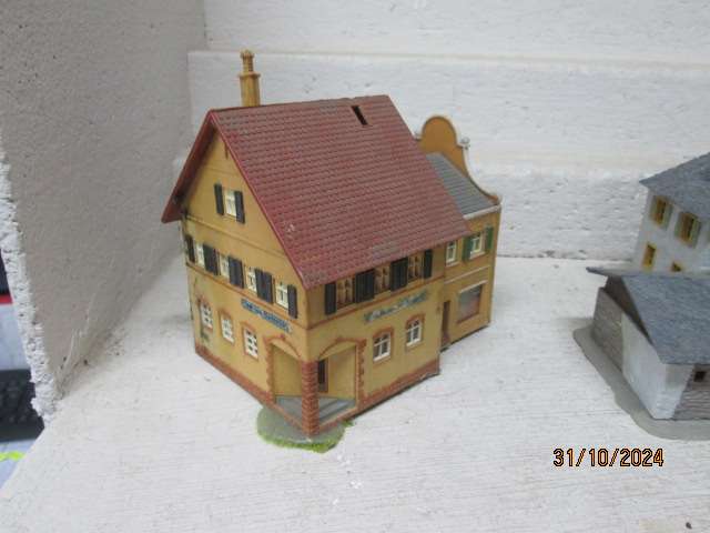 HO SCALE - VARIOUS BUILDINGS - X6