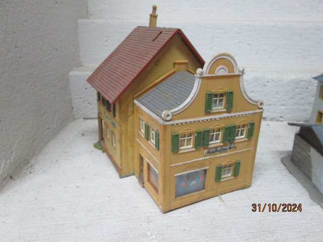HO SCALE - VARIOUS BUILDINGS - X6