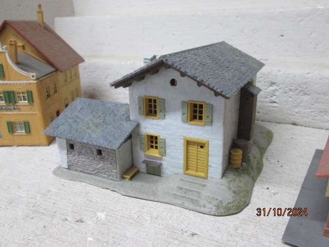 HO SCALE - VARIOUS BUILDINGS - X6