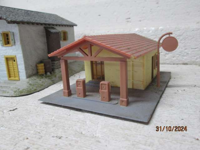 HO SCALE - VARIOUS BUILDINGS - X6