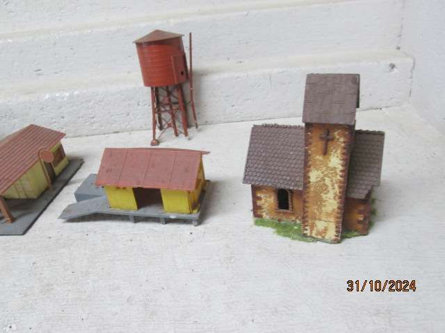HO SCALE - VARIOUS BUILDINGS - X6