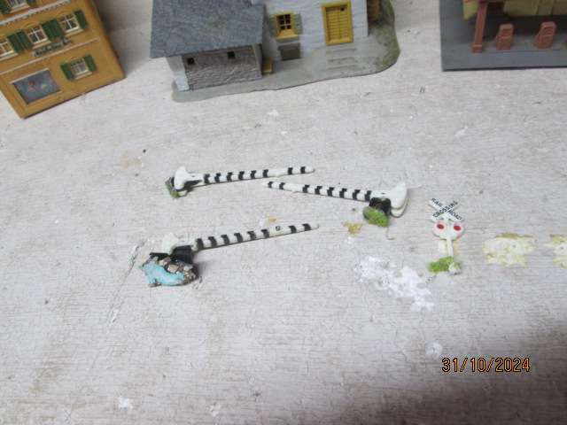 HO SCALE - VARIOUS BUILDINGS - X6