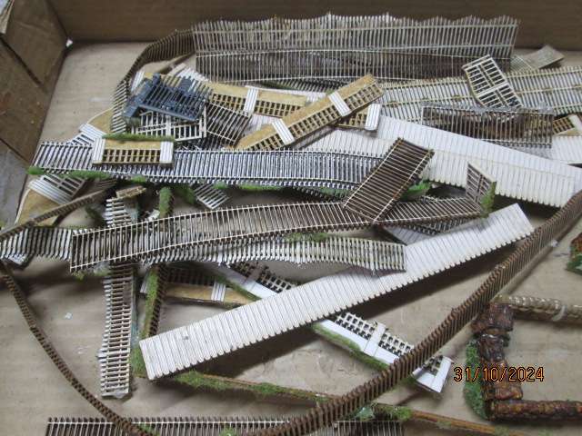 HO SCALE - LARGE AMOUNT OF LAZER CUT FENCING - BEER BOX FULL