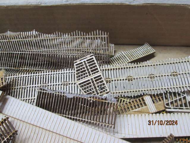 HO SCALE - LARGE AMOUNT OF LAZER CUT FENCING - BEER BOX FULL