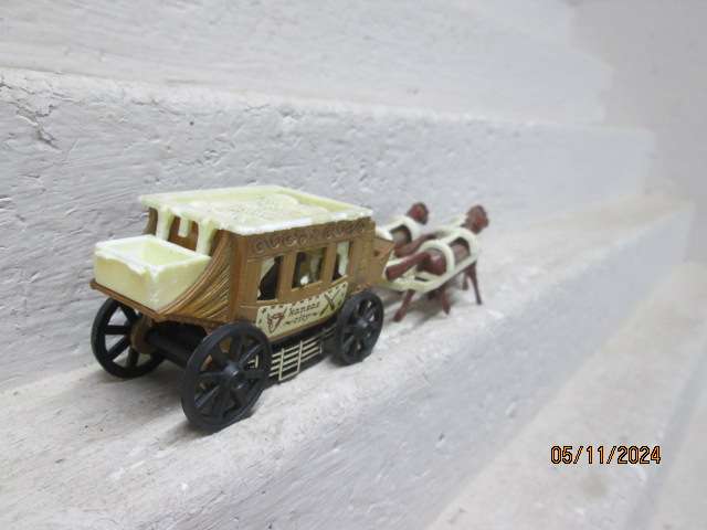 HO SCALE - MAJORETTE - CANSAS CITY OLD STYLE HORSE DRAWN CARRIAGE