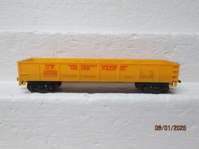 HO SCALE - 40 FT UNION PACIFIC OPEN GOODS WAGON - WITH LOG LOAD