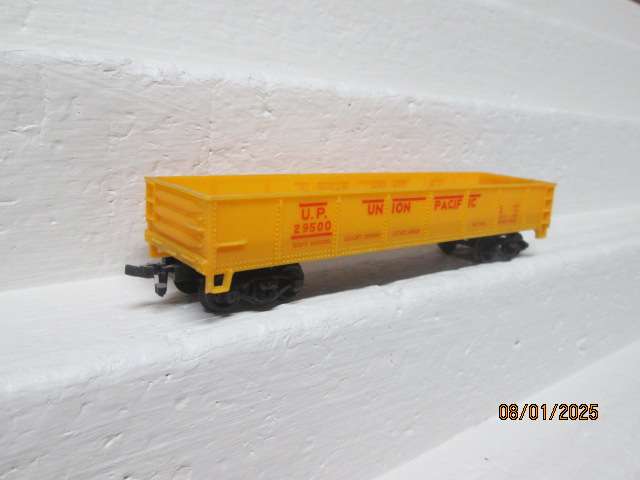 HO SCALE - 40 FT UNION PACIFIC OPEN GOODS WAGON - WITH LOG LOAD