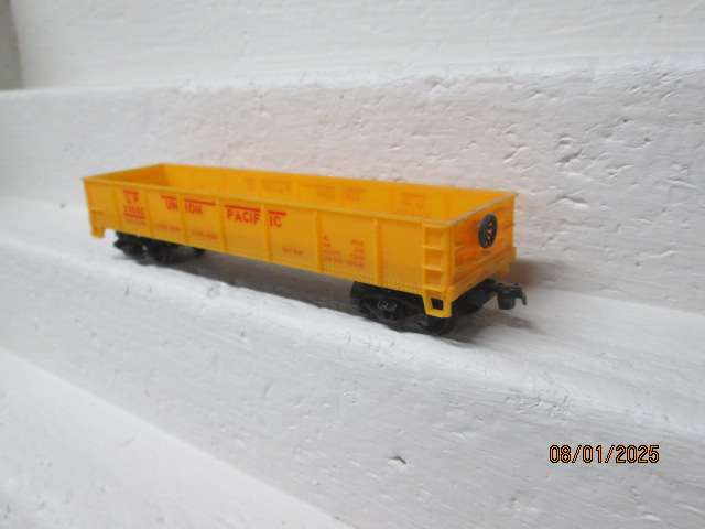 HO SCALE - 40 FT UNION PACIFIC OPEN GOODS WAGON - WITH LOG LOAD