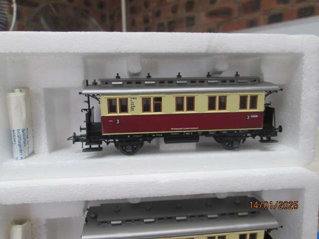 HO SCALE - ROCO - X5 SHORT PASSENGER COACHES - BOXED