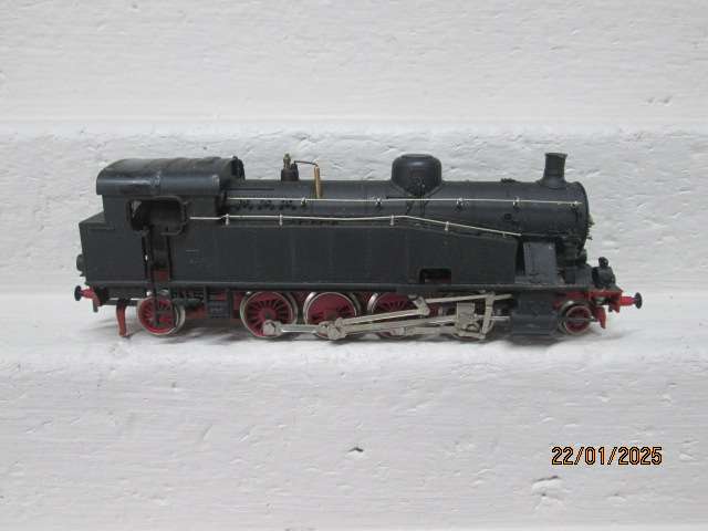 HO SCALE - RIVEROSSI - BLACK 2-8-2 STEAM LOCOMOTIVE