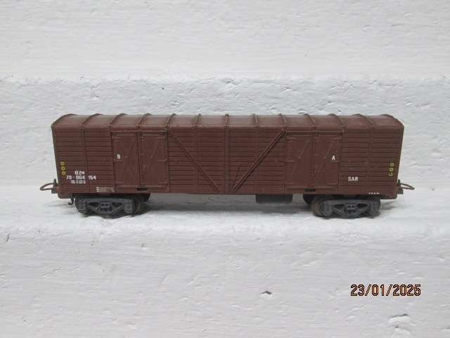 HO SCALE - LIMA - SAR - BROWN OZ BOX CAR -