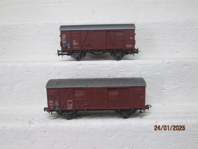 HO SCALE- ROCO - X2 BOX CARS