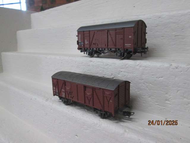HO SCALE- ROCO - X2 BOX CARS
